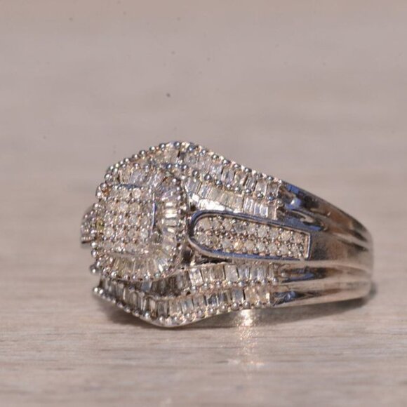 BEAUTIFUL 925 Sterling Silver and Genuine Diamond Cocktail Ring. - Picture 2 of 7